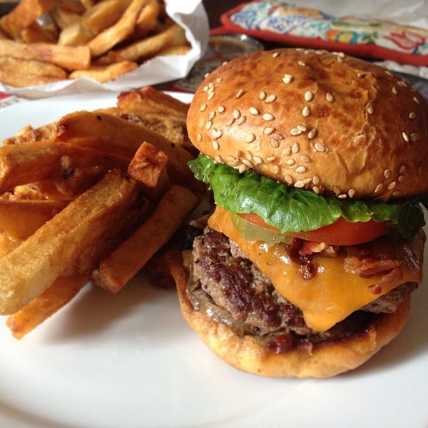 7/13/2013にYan H.がF. Ottomanelli Burgers and Belgian Friesで撮った写真