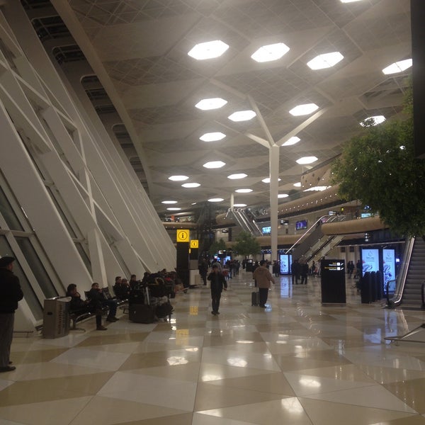 รูปภาพถ่ายที่ Heydar Aliyev International Airport (GYD) โดย Mlk เมื่อ 12/17/2014