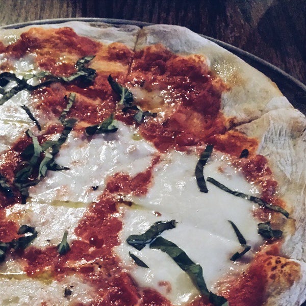 6/6/2015 tarihinde La C.ziyaretçi tarafından Ducali Pizzeria &amp; Bar'de çekilen fotoğraf
