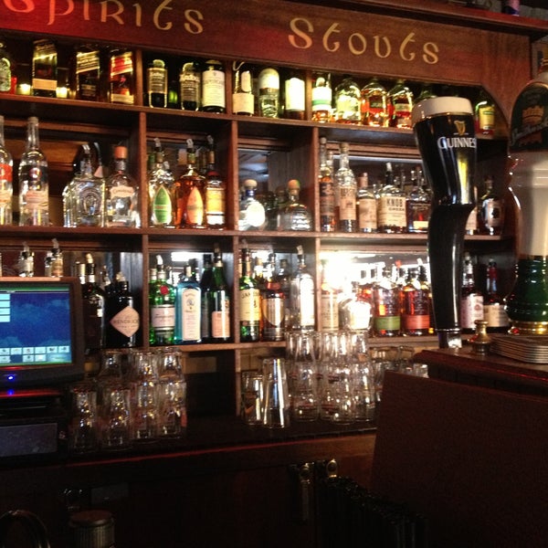 รูปภาพถ่ายที่ The Chieftain Irish Pub &amp; Restaurant โดย Corrie D. เมื่อ 4/23/2013