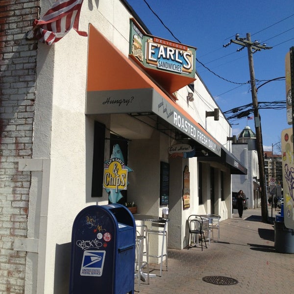 รูปภาพถ่ายที่ Earl&#39;s Sandwiches โดย Corrie D. เมื่อ 3/22/2013
