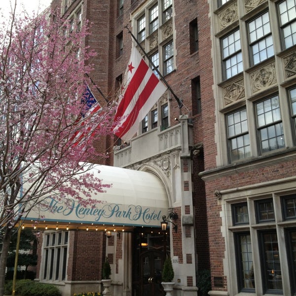 รูปภาพถ่ายที่ The Henley Park Hotel โดย Corrie D. เมื่อ 3/21/2013
