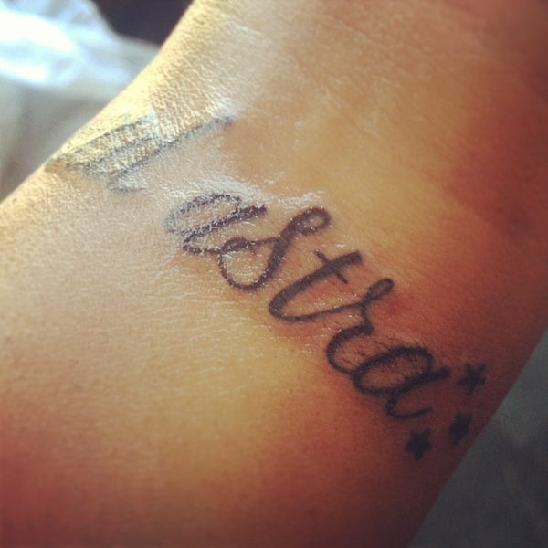 รูปภาพถ่ายที่ Body Electric Tattoo โดย Stephanie เมื่อ 5/25/2013