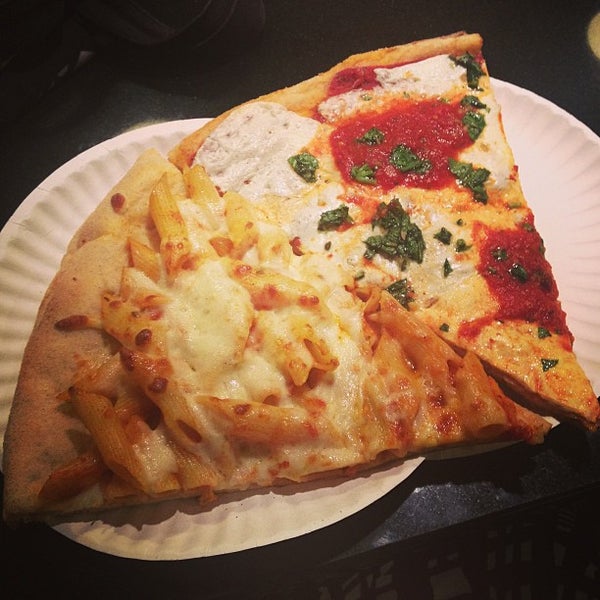 Foto scattata a Pizza Mercato da Stephanie il 5/18/2013