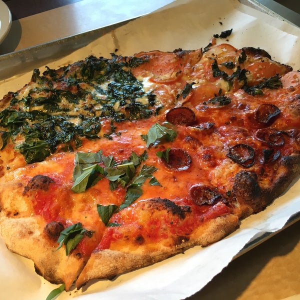 Tomatoes Apizza Pizzería en Farmington
