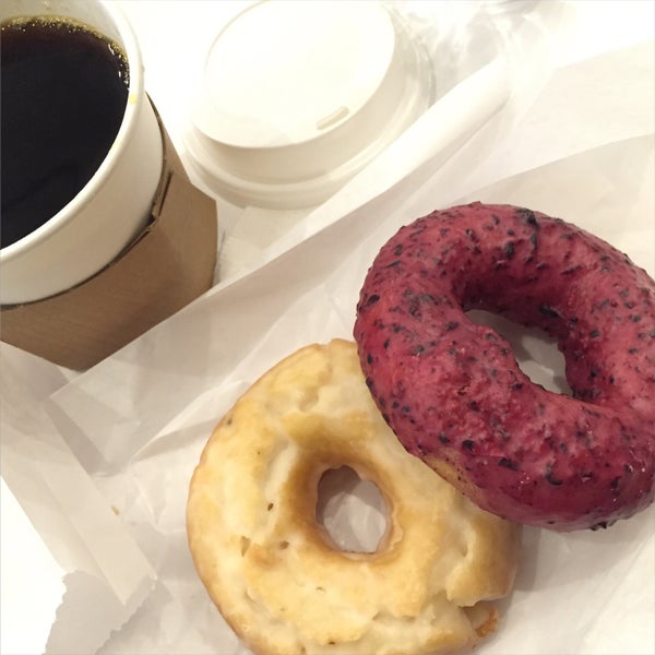 Das Foto wurde bei Holey Moley Coffee + Doughnuts von Kendall B. am 6/13/2015 aufgenommen