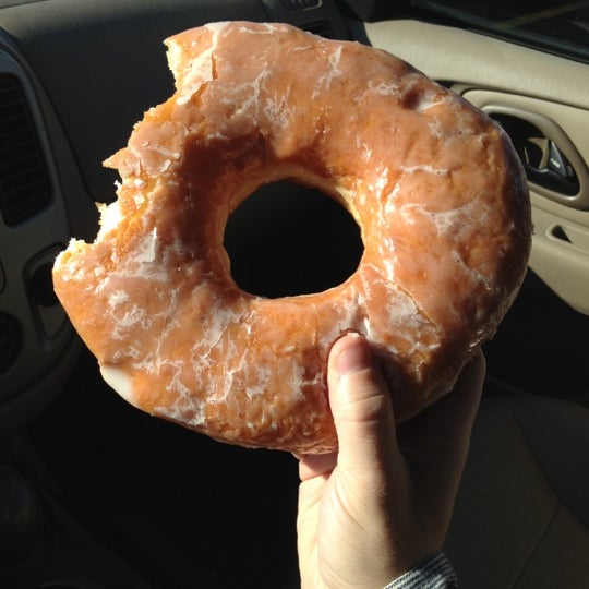 10/20/2012 tarihinde Kendall B.ziyaretçi tarafından Dat Donut'de çekilen fotoğraf