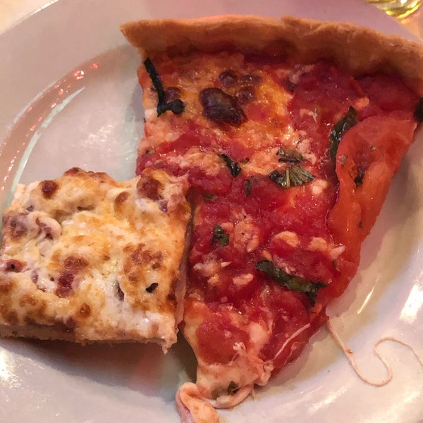Foto scattata a Pizano&#39;s Pizza da Kendall B. il 12/13/2018
