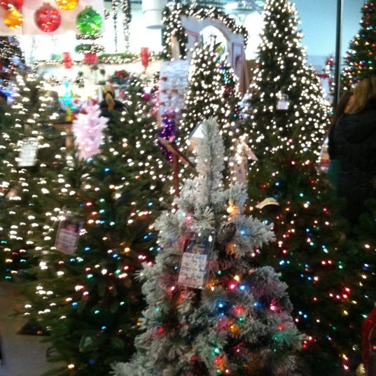 Снимок сделан в Treetime Christmas Creations пользователем Missy M. 11/24/2012