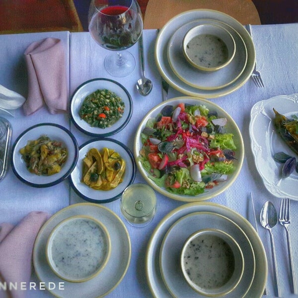 รูปภาพถ่ายที่ Semeni Restaurant โดย Evrim I. เมื่อ 9/28/2016