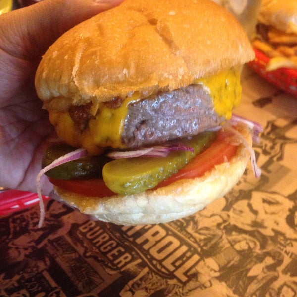 O Burger estava meio salgado, batata também. Não estava cheia e também houve demora, a carne que pedi ao ponto, veio meio seca, pra compensar, o sabor até que era bom, mas pode melhorar.