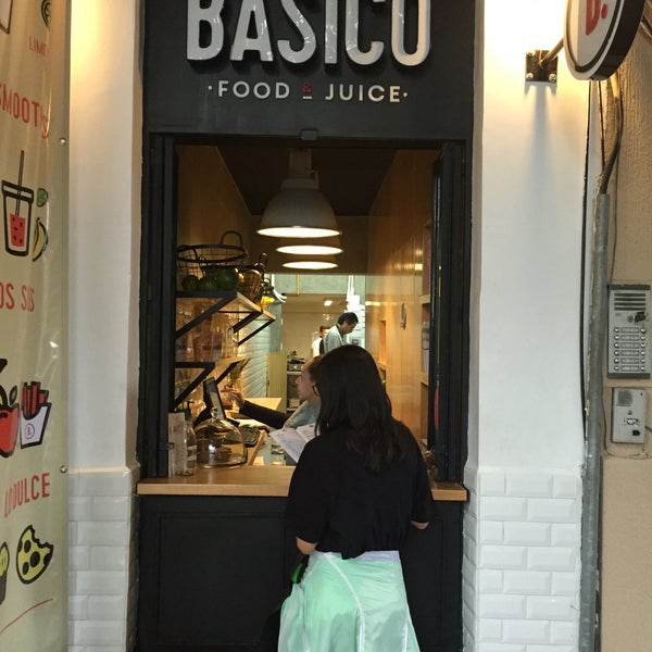 Photo taken at Básico by Guillermo J. on 9/4/2016
