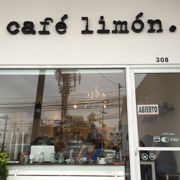 รูปภาพถ่ายที่ Café Limón โดย Guillermo J. เมื่อ 10/4/2015