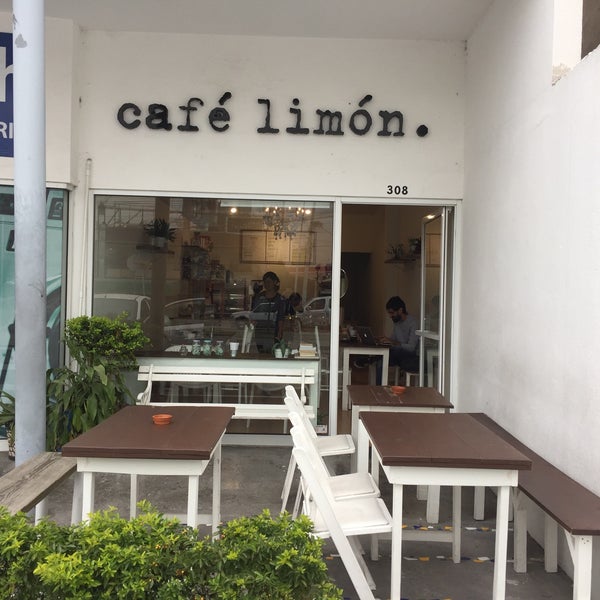 Снимок сделан в Café Limón пользователем Guillermo J. 12/22/2016