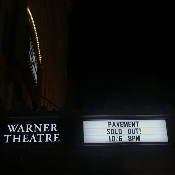 รูปภาพถ่ายที่ Warner Theatre โดย Joana L. เมื่อ 10/7/2022