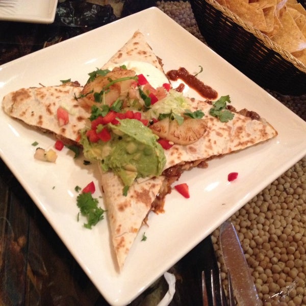 Das Foto wurde bei Refried Beans Mexican Restaurant von Sibyl N. am 3/31/2014 aufgenommen