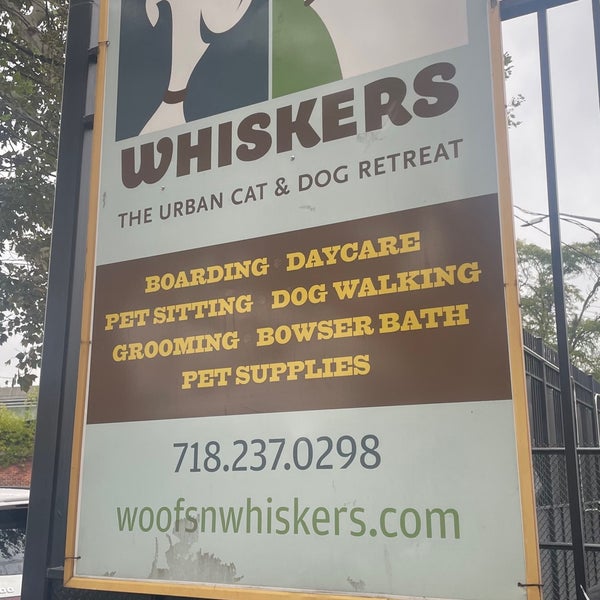 Foto diambil di Woofs &#39;n Whiskers oleh Kirk L. pada 9/26/2023