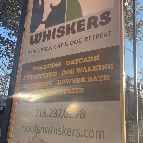 Foto diambil di Woofs &#39;n Whiskers oleh Kirk L. pada 10/19/2023
