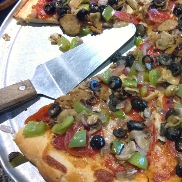 Foto scattata a Pedone&#39;s Pizza &amp; Italian Food da John K. il 4/3/2014