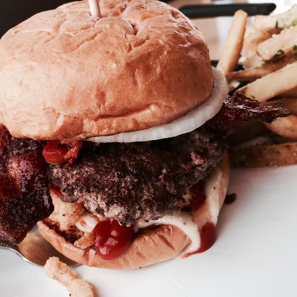 Das Foto wurde bei Crave Real Burgers von Oohty am 7/4/2015 aufgenommen