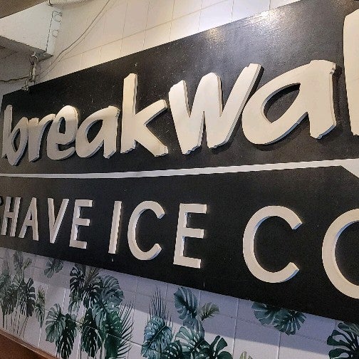 Photo taken at Breakwall Shave Ice Co. by Daniel on 7/20/2022