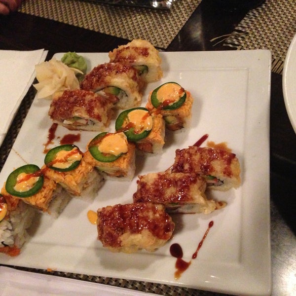 4/13/2013にJoshua O.がOM Modern Asian Kitchen &amp; Sushi Barで撮った写真