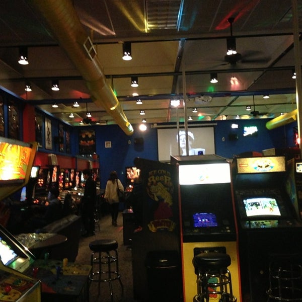 2/17/2013にAndrew W.がYestercades Arcadeで撮った写真