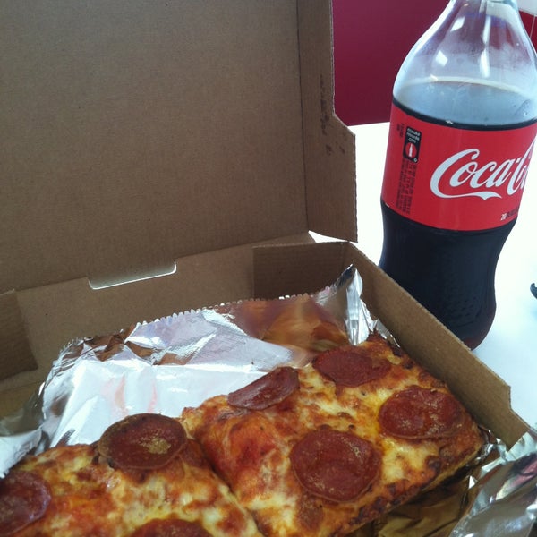 Das Foto wurde bei Jet&#39;s Pizza von Rob S. am 5/9/2013 aufgenommen