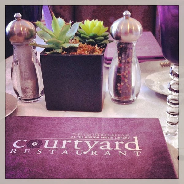 Foto tirada no(a) The Courtyard Restaurant por Suzanne W. em 7/24/2013