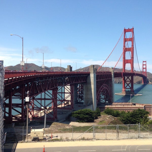 Снимок сделан в *CLOSED* Golden Gate Bridge Walking Tour пользователем Derek B. 8/8/2013
