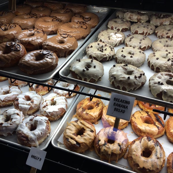 11/29/2015 tarihinde Amanda W.ziyaretçi tarafından Glazed and Confuzed Donuts'de çekilen fotoğraf