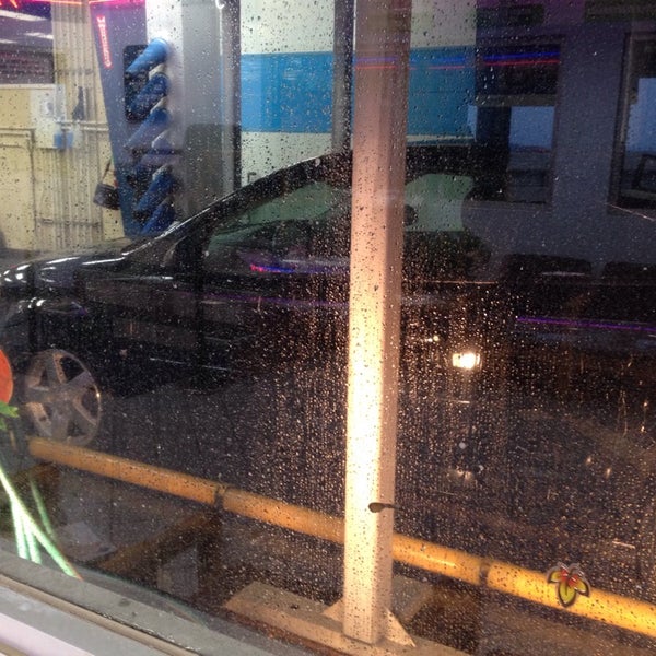 Das Foto wurde bei Downtowner Car Wash von Courtney J. am 10/13/2014 aufgenommen