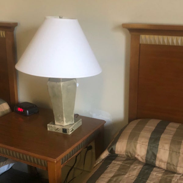 Foto diambil di Hotel Pennsylvania oleh Anna M. pada 10/2/2019