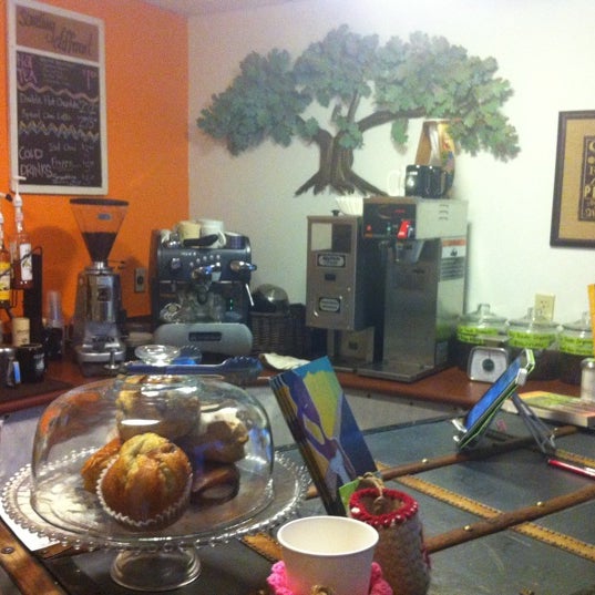 Foto scattata a Roebling Point Books &amp; Coffee da Shannan B. il 11/17/2012