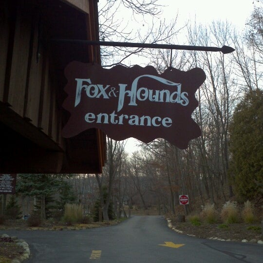 Photo prise au The Fox &amp; Hounds Restaurant &amp; Tavern par Matthew le11/18/2012