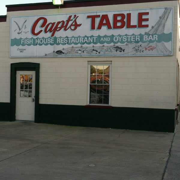 รูปภาพถ่ายที่ Captain&#39;s Table Fish House Restaurant โดย Stephanie C. เมื่อ 3/15/2013