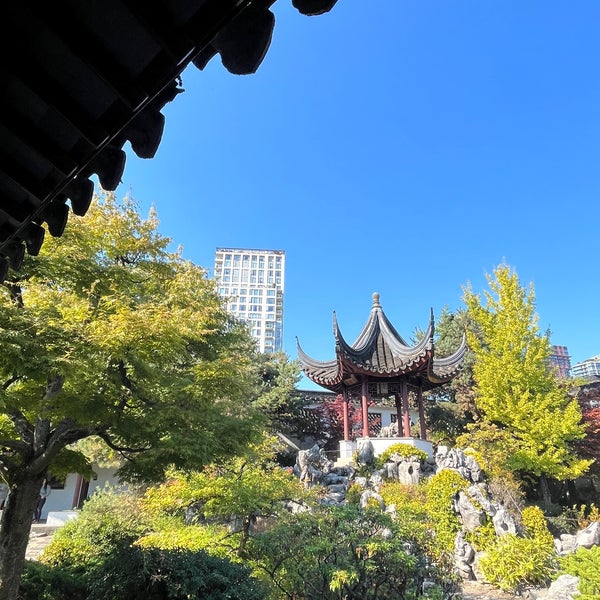 Foto diambil di Dr. Sun Yat-Sen Classical Chinese Garden oleh lanlian pada 10/2/2022