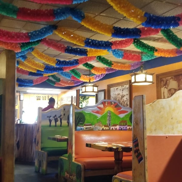 Foto diambil di Guadalajara Mexican Restaurant &amp; Bar oleh Thomas W. pada 10/5/2022