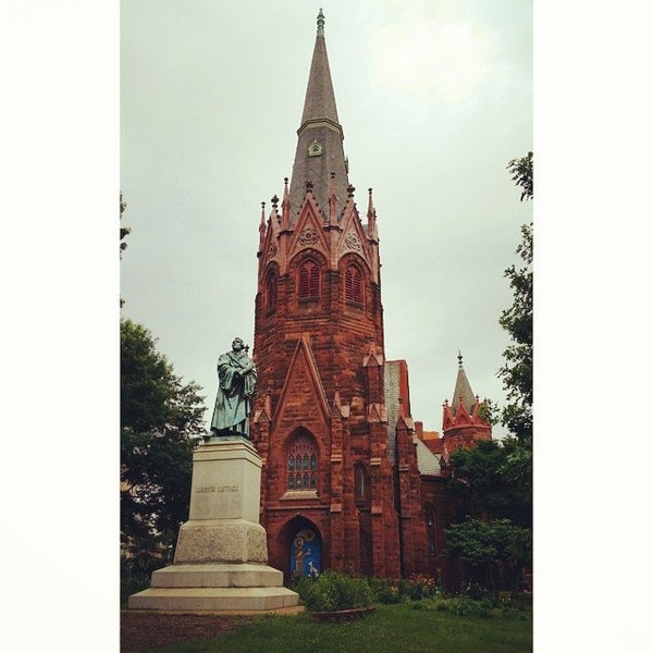 Снимок сделан в Luther Place Memorial Church пользователем Chelsey 6/22/2014