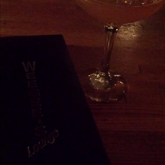 Foto tirada no(a) Weegee&#39;s Lounge por Qiana em 3/1/2014