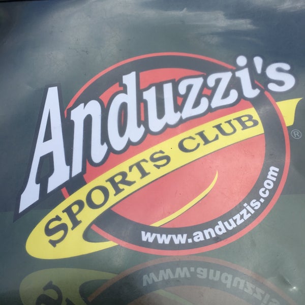 Снимок сделан в Anduzzis Sports Club Howard пользователем Steven F. 7/13/2016