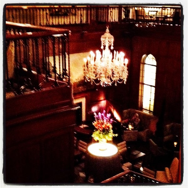 รูปภาพถ่ายที่ The Heathman Hotel โดย Lisa P. เมื่อ 9/29/2012