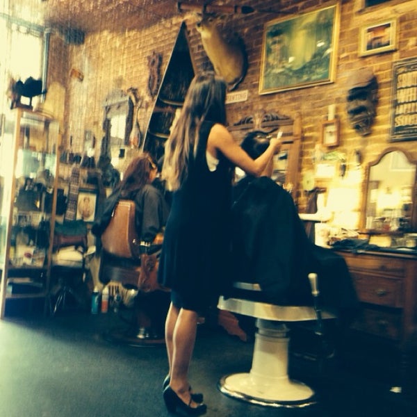 5/29/2014 tarihinde Andy J.ziyaretçi tarafından Mary Todd Hairdressing Company'de çekilen fotoğraf