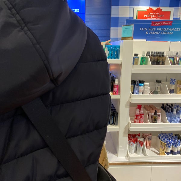 Photo taken at Bath &amp; Body Works by Hkling on 12/13/2019