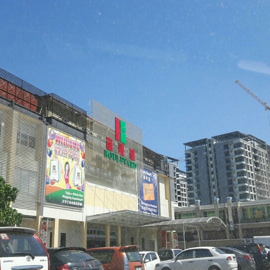Boulevard hypermarket