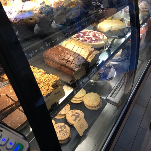 4/30/2017 tarihinde Марина М.ziyaretçi tarafından Starbucks'de çekilen fotoğraf