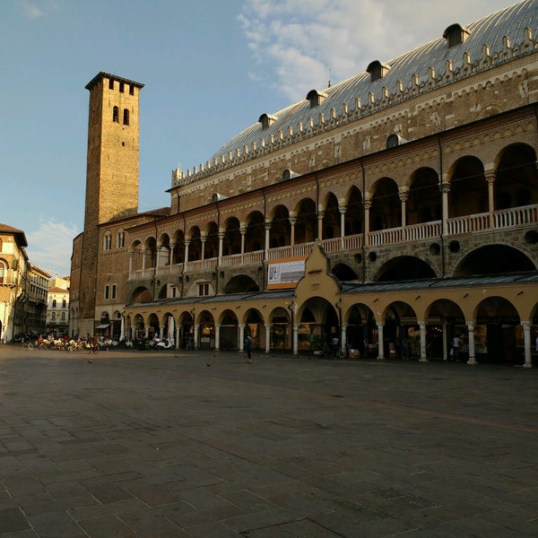 รูปภาพถ่ายที่ Palazzo della Ragione โดย Eduardo S. เมื่อ 9/20/2016