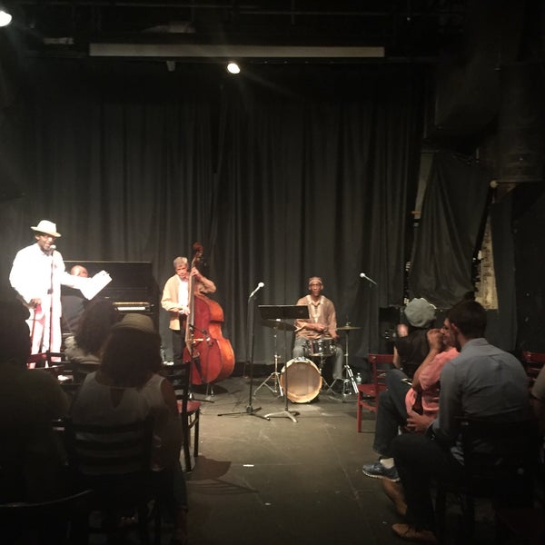รูปภาพถ่ายที่ Nuyorican Poets Cafe โดย Shivan เมื่อ 8/15/2016