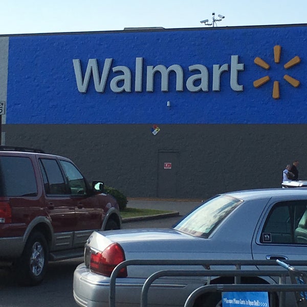 次での写真：Walmart Supercenter Jasperの大型店