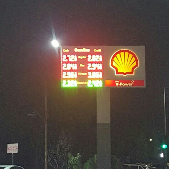 Photo taken at Shell by Anthony E. on 1/15/2016